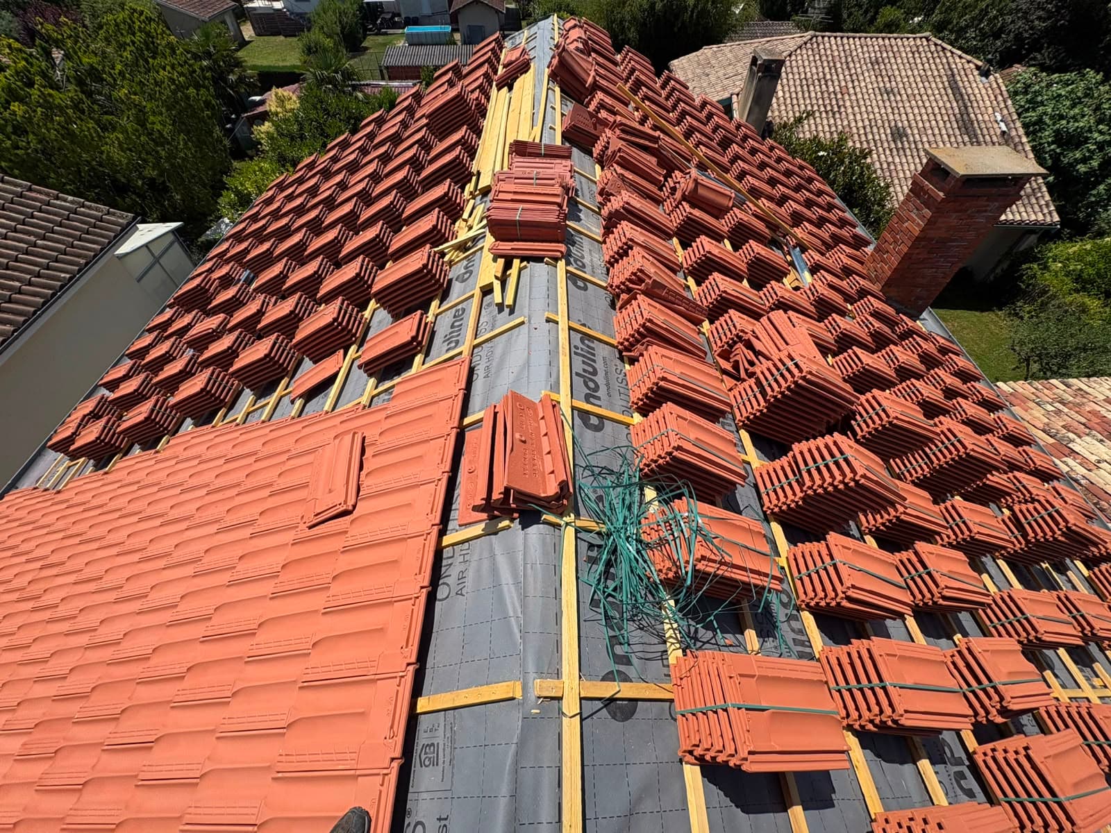 Pose des tuiles neuves sur écran sous-toiture